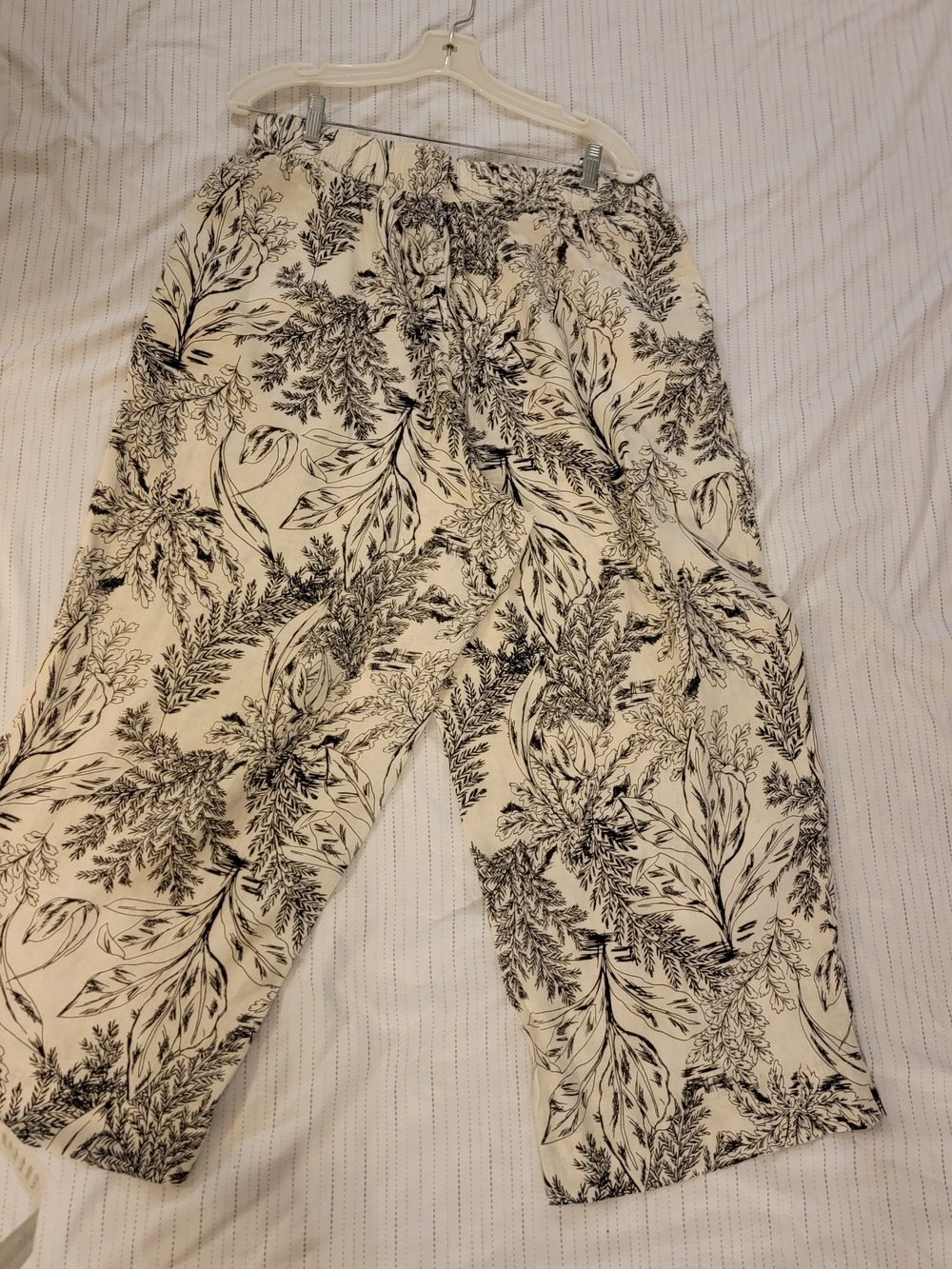 Tahari Cream Linen Cropped Baggy Pants with Black Botanical Motif